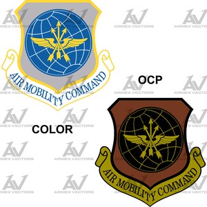 Può includere: Due versioni dell'emblema del Comando di Mobilità Aerea. L'emblema superiore è blu, oro e grigio. L'emblema inferiore è marrone, oro e nero. Entrambi gli emblemi presentano un globo, ali, frecce e la scritta "AIR MOBILITY COMMAND". La parola "COLOR" è sotto l'emblema superiore e "OCP" sopra quello inferiore.