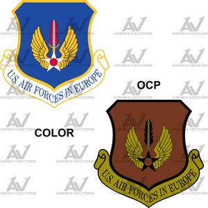 Può includere: Due versioni dell'emblema delle forze aeree statunitensi in Europa. Uno è blu con ali dorate e un centro rosso e bianco. L'altro è marrone con ali dorate. Il testo "U.S. AIR FORCES IN EUROPE" è su uno striscione.