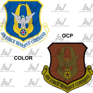 Può includere: Due emblemi dell'Air Force Reserve Command. Uno è blu e oro con un'aquila bianca, l'altro è marrone e oro. Entrambi hanno il testo "AIR FORCE RESERVE COMMAND". La parola "COLOR" è sotto l'emblema blu e "OCP" sopra l'emblema marrone.