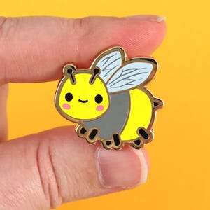 Bumble Bee Enamel Pin - Bee Hive Enamel Pin Cute Queen Bee Lapel Pin Honey Badge Cute Pollinator Kawaii Gift Kawaii Pin Bee Cloisonné Badge