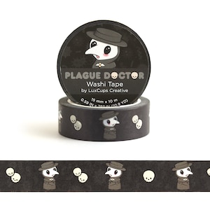 Pu&ograve; includere: Nastro washi bianco e nero con un motivo ripetuto di un personaggio di medico della peste e teschi e ossa incrociate. Il nastro &egrave; etichettato "Plague Doctor Washi Tape by LuxCups Creative 15 mm x 10 m 0.59 in x 39.37 in (0.9 yd)"