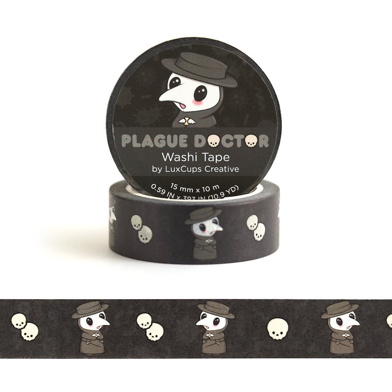 Pu&ograve; includere: Nastro washi bianco e nero con un motivo ripetuto di un personaggio di medico della peste e teschi e ossa incrociate. Il nastro &egrave; etichettato "Plague Doctor Washi Tape by LuxCups Creative 15 mm x 10 m 0.59 in x 39.37 in (0.9 yd)"