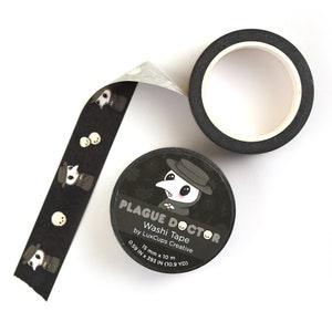 Pu&ograve; includere: Nastro washi bianco e nero con un motivo ripetuto di un medico della peste dei cartoni animati con un cappello e una maschera. Il nastro &egrave; arrotolato e l'etichetta recita "PLAGUE DOCTOR Washi Tape by LuxCups Creative 15 mm x 10 m 0.59 IN x 393 IN (10.9 YD)"