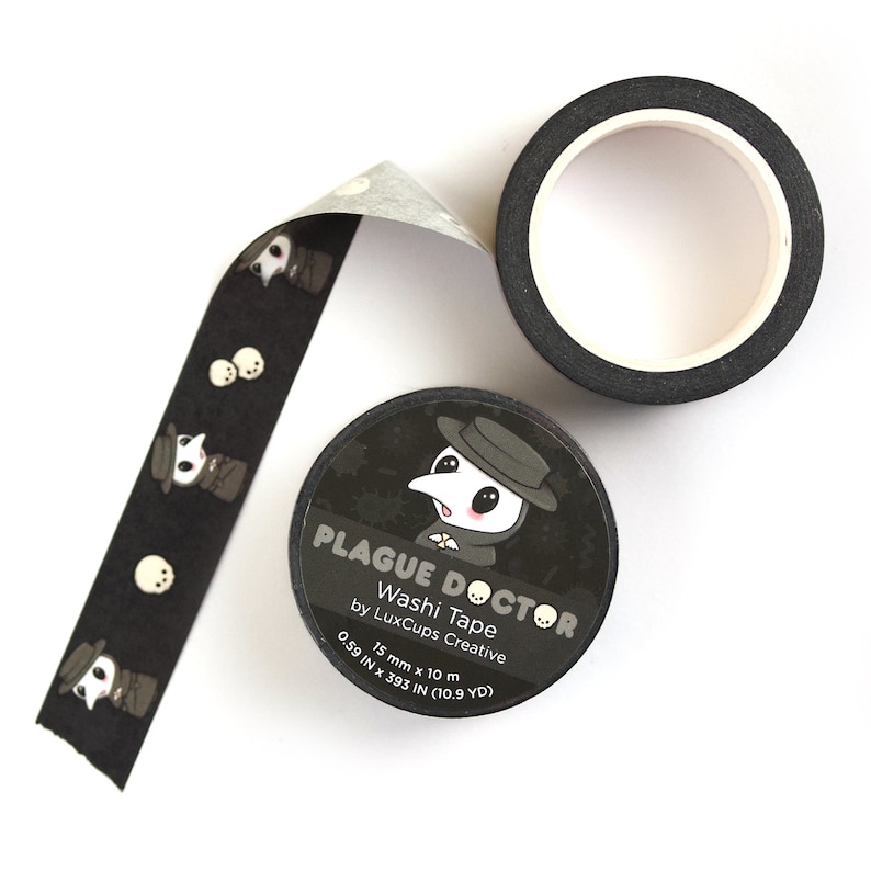Pu&ograve; includere: Nastro washi bianco e nero con un motivo ripetuto di un medico della peste dei cartoni animati con un cappello e una maschera. Il nastro &egrave; arrotolato e l'etichetta recita "PLAGUE DOCTOR Washi Tape by LuxCups Creative 15 mm x 10 m 0.59 IN x 393 IN (10.9 YD)"