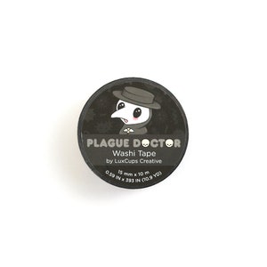 Pu&ograve; includere: Un rotolo di nastro washi bianco e nero con un design a cartone animato di un medico della peste. Il testo sul rotolo recita "PLAGUE DOCTOR Washi Tape by LuxCups Creative 15 mm x 10 m 0.59 IN x 393 IN (10.9 YD)"