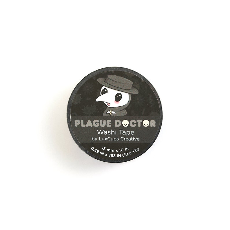 Pu&ograve; includere: Un rotolo di nastro washi bianco e nero con un design a cartone animato di un medico della peste. Il testo sul rotolo recita "PLAGUE DOCTOR Washi Tape by LuxCups Creative 15 mm x 10 m 0.59 IN x 393 IN (10.9 YD)"