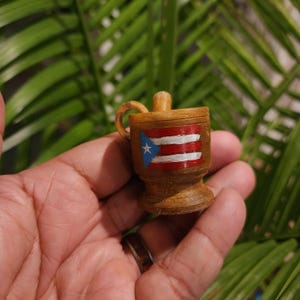 Pilón de Puerto Rico. Puerto Rico Wooden Mortar Mortar with Puerto Rico Flag