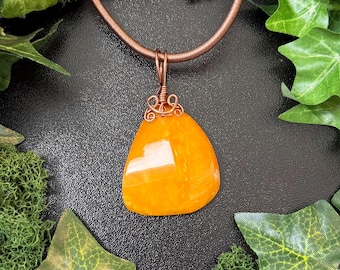 Collar con colgante de ámbar báltico color caramelo natural - Envoltura de cobre de Ryn