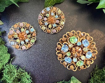 Conjunto de joyas vintage de broche y pendientes con corazón floral de diamantes de imitación color champán y azul.