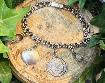 Pulsera vintage de plata de ley con dijes aztecas de México