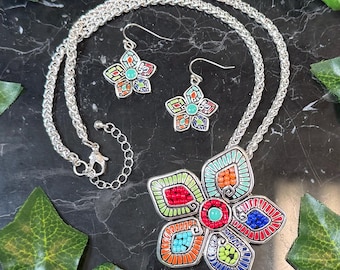 Conjunto de collar y pendientes vintage con colgante de flor de cuentas y esmalte de colores.