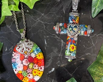 Collar con colgante ovalado o en forma de cruz de acero inoxidable vintage Millefiori de colores.