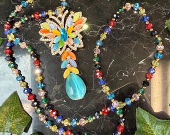 Collar con colgante de mariposa vintage de cristal austriaco y cuentas de ojo de gato.