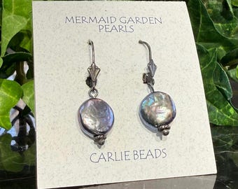 Pendientes colgantes vintage de plata de ley con perlas negras en moneda - Mermaid Garden