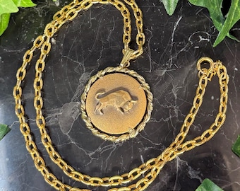 Collar con colgante vintage en tono dorado del signo zodiacal Tauro de Anson Pewter