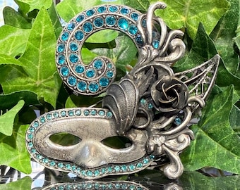 Broche vintage de tono plateado con máscara de mascarada de diamantes de imitación azules de D. Pollak