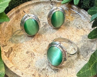 Conjunto de joyas vintage de anillo y pendientes de ojo de gato verde y plata de ley, talla US 8.5.