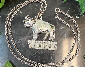 Collar con colgante vintage de peltre con el signo zodiacal Tauro en tono plateado