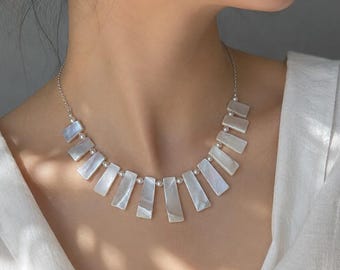 Architectonische statementketting | Ketting van parelmoer en zoetwaterparels | Geometrische schelpsieraden