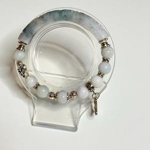 Misty Garden | Halbarmreif aus geschnitztem Jadeit | Natürliche Jadeitperlen | Vintage-Schmuck in Silberoptik