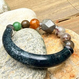 Brazalete Moonlit Grove / Media pulsera de ágata musgosa con labradorita, cuarzo fantasma rojo y cuarzo rutilado / Pulsera hecha a mano única