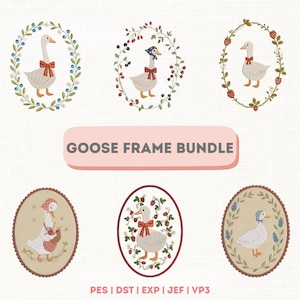 Può includere: Una collezione di sei disegni di oche ricamate in cornici ovali. Ogni oca ha un fiocco rosso, e alcune indossano cuffie o portano cesti. Le cornici sono decorate con bacche, fiori e foglie. Il testo "GOOSE FRAME BUNDLE" è visualizzato.