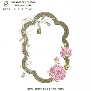 Könnte beinhalten: Ein Stickmuster für Maschinen mit einem gewellten olivgrünen Rahmen, weißen Kordelakzenten, Quasten und rosa Blumenverzierungen. Der Text enthält 5 SIZES 4" 5" 6" 7" 8" und die Dateiformate PES | DST | EXP | JEF | VP3.