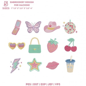 Könnte beinhalten: Stickmuster-Set mit bunten Motiven: Schmetterling, Cowboyhut, Discokugel, Sonnenbrille, Handtasche, Erdbeere, Kirschen, Blitz, Stern, Lippen und Getränk. Der Text lautet "EMBROIDERY DESIGN FOR MACHINE" und listet Größen von 2.5cm bis 10cm auf.