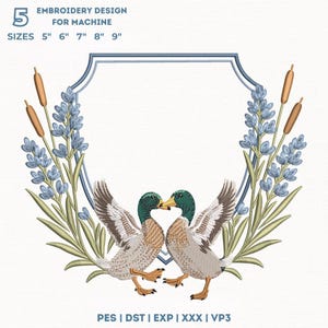 Könnte beinhalten: Stickmuster für die Maschine, das zwei sich zugewandte Enten in einem dekorativen Rahmen zeigt. Das Design umfasst blaue Blumen, Rohrkolben und den Text "EMBROIDERY DESIGN FOR MACHINE" mit Größen von 12.7cm bis 22.9cm.