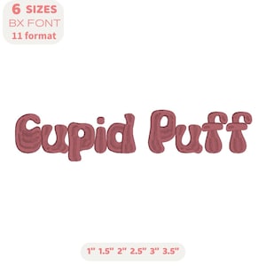 Könnte beinhalten: Ein maroonfarbenes, gesticktes Textdesign mit der Aufschrift "Cupid Puff" in einer abgerundeten, blasenartigen Schriftart. Das Bild enthält auch Text, der sechs verfügbare Größen, eine BX-Schriftart und 11 Formate anzeigt, mit Größenoptionen von 2,5 cm bis 8,9 cm.