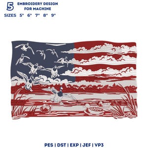 Könnte beinhalten: Ein Stickmuster für Maschinen, das eine stilisierte amerikanische Flagge zeigt, bestehend aus fliegenden Enten im blauen Feld sowie roten und weißen Wolken, Wasser und Schilf. Der Text umfasst 5 EMBROIDERY DESIGN FOR MACHINE SIZES 5" 6" 7" 8" 9" und PES DST EXP JEF VP3.