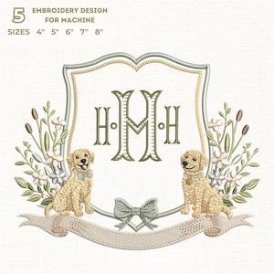 Könnte beinhalten: Stickdesign für die Maschine, mit einem Schild mit den grünen Buchstaben "HMH". Zwei Golden Retriever-Welpen flankieren das Schild, mit floralen Akzenten und einem Banner. Größen: 10 cm, 13 cm, 15 cm, 18 cm und 20 cm.