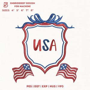 Könnte beinhalten: Ein Stickdesign mit einem Schild in Rot, Weiß und Blau mit dem Schriftzug "USA". Zwei amerikanische Flaggen flankieren das Schild. Das Design ist für Maschinenstickerei und in den Größen 10 cm, 13 cm, 15 cm, 18 cm und 20 cm erhältlich.