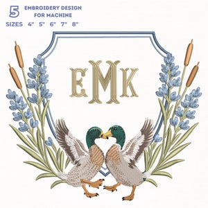 Könnte beinhalten: Stickmuster für Maschinen mit zwei sich zugewandten Enten, umgeben von einem floralen und pflanzlichen Rand. Das Design enthält die Buchstaben "EMK" und den Text "EMBROIDERY DESIGN FOR MACHINE" mit Größen von 10 cm bis 20 cm.