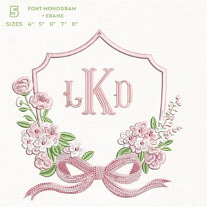 Könnte beinhalten: Ein rosa Monogramm-Design mit den Buchstaben "LKD" in einem dekorativen Rahmen, umgeben von floralen Elementen und einer Schleife. Das Design enthält den Text "FONT MONOGRAM + FRAME" und Größen von 10 cm bis 20 cm.