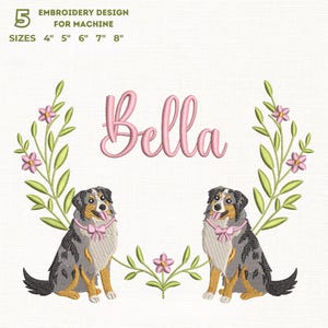 Op de afbeelding: Machine borduurontwerp met twee honden, de naam "Bella" in roze script en bloemaccenten. Beschikbare maten: 10 cm, 13 cm, 15 cm, 18 cm en 20 cm. Het ontwerp bevat groene bladeren, roze bloemen en het nummer 5.