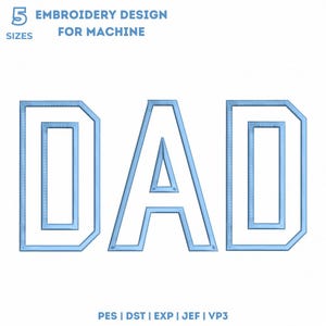 Könnte beinhalten: Hellblaues Stickdesign mit dem Wort "DAD" in einem fetten Blockbuchstabenstil. Das Design enthält den Text "5 GRÖSSEN EMBROIDERY DESIGN FOR MACHINE" oben und Dateitypinformationen unten.