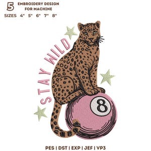 Könnte beinhalten: Ein Stickdesign für Maschinen mit einem braunen Leoparden mit schwarzen Flecken, der auf einer rosa 8-Ball-Billardkugel sitzt. Der Text STAY WILD ist in rosa Buchstaben gehalten. Drei hellgrüne Sterne umgeben den Leoparden. Enthält 5 Größen von 4 bis 8 Zoll.