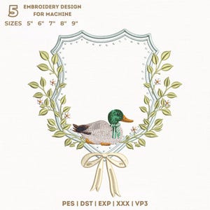 Könnte beinhalten: Ein Stickdesign mit einer Ente in einem schildförmigen Rahmen, umgeben von einem Blätterkranz und einer Schleife. Das Design enthält den Text "EMBROIDERY DESIGN FOR MACHINE" und Größen von 12.7cm bis 22.9cm.
