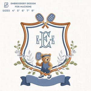 Könnte beinhalten: Ein Stickdesign für die Maschine, das ein Schild mit gekreuzten Tennisschlägern, einen monogrammierten Buchstaben "E" und einen Tennis spielenden Teddybären zeigt. Das Design enthält den Text "EMBROIDERY DESIGN FOR MACHINE" und Größen von 10 cm bis 20 cm.