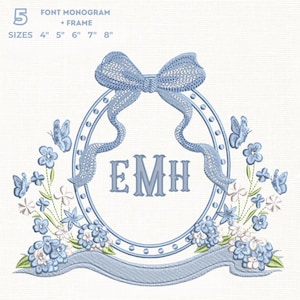 Könnte beinhalten: Drei cremefarbene Keramikbecher mit gesprenkelter Glasur. Jeder Becher zeigt ein handgemaltes Blumenmuster in Blau-, Grün- und Gelbtönen. Die Becher haben eine schlichte, runde Form und einen bequemen Henkel.