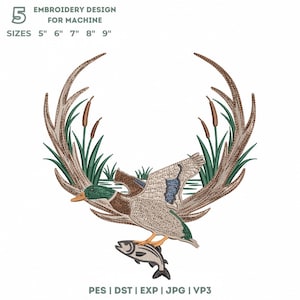 Könnte beinhalten: Ein Stickdesign mit einer fliegenden Ente, die auf einem Fisch sitzt, umgeben von Schilf und Geweih. Das Design enthält den Text "EMBROIDERY DESIGN FOR MACHINE" und Größen von 12.7cm bis 22.9cm.