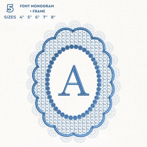 Könnte beinhalten: Blaues Monogramm mit dem Buchstaben "A" in einem ovalen Rahmen mit gewelltem Rand. Der Rahmen hat einen Perlenrand und ein zartes spitzenartiges Muster. Der Text lautet "FONT MONOGRAM + FRAME" und "GRÖSSEN 10cm 13cm 15cm 18cm 20cm".