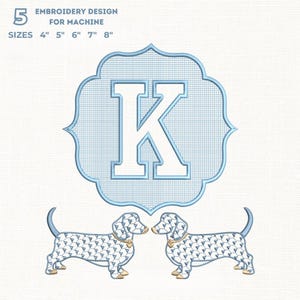 Könnte beinhalten: Ein Stickdesign für die Maschine, mit einem hellblauen Buchstaben "K" in einem dekorativen Rahmen, begleitet von zwei Dackel-Illustrationen. Erhältlich in den Größen 10 cm, 13 cm, 15 cm, 18 cm und 20 cm. Der Text "EMBROIDERY DESIGN FOR MACHINE" ist ebenfalls enthalten.
