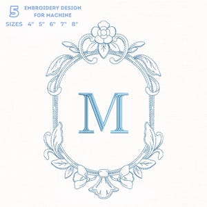 Könnte beinhalten: Ein Stickdesign für die Maschine, mit dem hellblauen Buchstaben "M" in einem ovalen Rahmen. Der Rahmen ist mit floralen und Blattmotiven verziert. Der Text oben lautet "EMBROIDERY DESIGN FOR MACHINE". Verfügbare Größen: 10 cm, 13 cm, 15 cm, 18 cm und 20 cm.