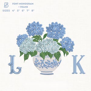 Könnte beinhalten: Ein Stickdesign mit einer blau-weißen Vase, gefüllt mit blauen Hortensien und grünen Blättern. Die Buchstaben "L" und "K" flankieren die Vase. Der Text zeigt Schriftmonogramm- und Rahmenoptionen mit Größen von 10 bis 20 cm an.