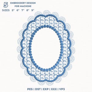 Könnte beinhalten: Blaues ovales Stickdesign mit gewelltem Rand und einer Perleninnenbordüre. Das Design enthält den Text "EMBROIDERY DESIGN FOR MACHINE" und Größen von 12,7 cm bis 22,9 cm.