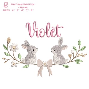 Könnte beinhalten: Rustikales Holzschild mit dem Text "Welcome to our home" in weißer Schrift. Das Schild hat eine Used-Optik und ein schlichtes, einladendes Design, perfekt für den Eingangsbereich.