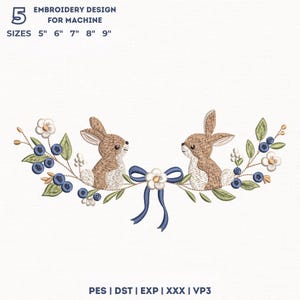 Könnte beinhalten: Stickdesign für die Stickmaschine mit zwei braunen Hasen. Das Design umfasst Blaubeeren, weiße Blüten, grüne Blätter und eine blaue Schleife. Verfügbare Größen: 12,7 cm, 15,2 cm, 17,8 cm, 20,3 cm und 22,9 cm.
