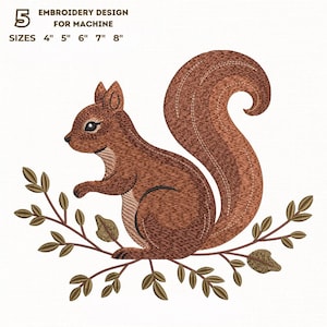 Könnte beinhalten: Ein Stickdesign für Maschinen, das ein braunes Eichhörnchen mit buschigem Schwanz auf einem belaubten Ast zeigt. Das Design enthält den Text "EMBROIDERY DESIGN FOR MACHINE" und Größenoptionen von 10 cm bis 20 cm.